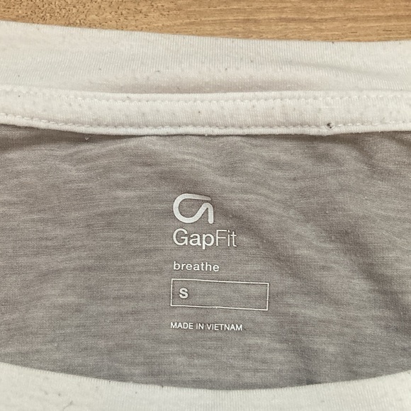 GapFit Breathe Long Sleeve Tee - Picture 2 of 9
